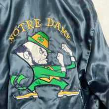 画像をギャラリービューアに読み込む, 80&#39;S USA製 / NOTRE DAME NYLON STADIUM JKT (UNISEX)
