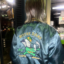 画像をギャラリービューアに読み込む, 80&#39;S USA製 / NOTRE DAME NYLON STADIUM JKT (UNISEX)

