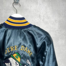 画像をギャラリービューアに読み込む, 80&#39;S USA製 / NOTRE DAME NYLON STADIUM JKT (UNISEX)
